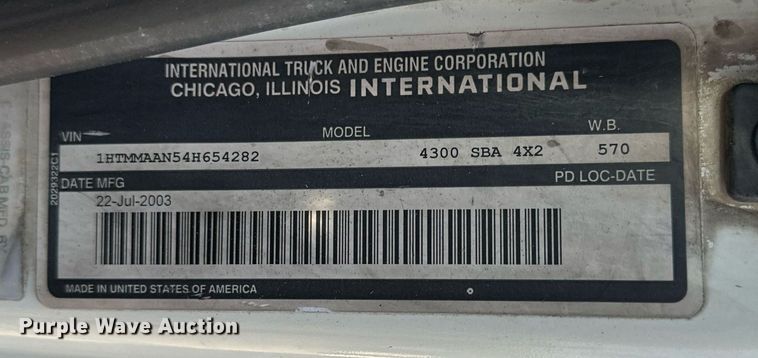 image for item EN5228 2004 International 4300 truck cab and chassis