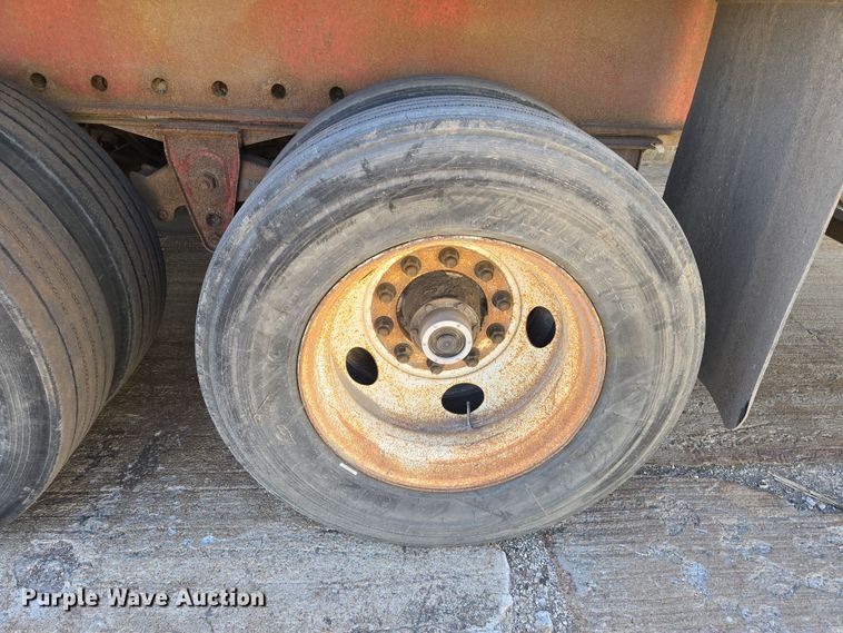 image for item EN8751 1995 Trailmobile flatbed trailer