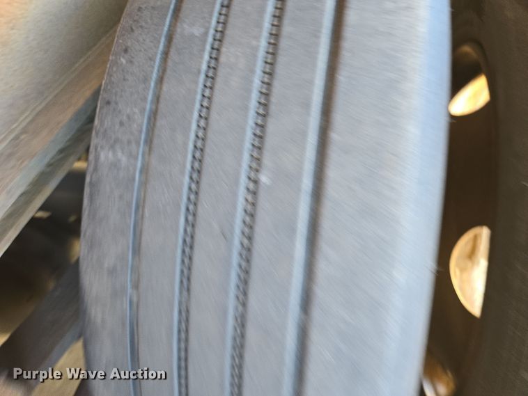 image for item EN8751 1995 Trailmobile flatbed trailer