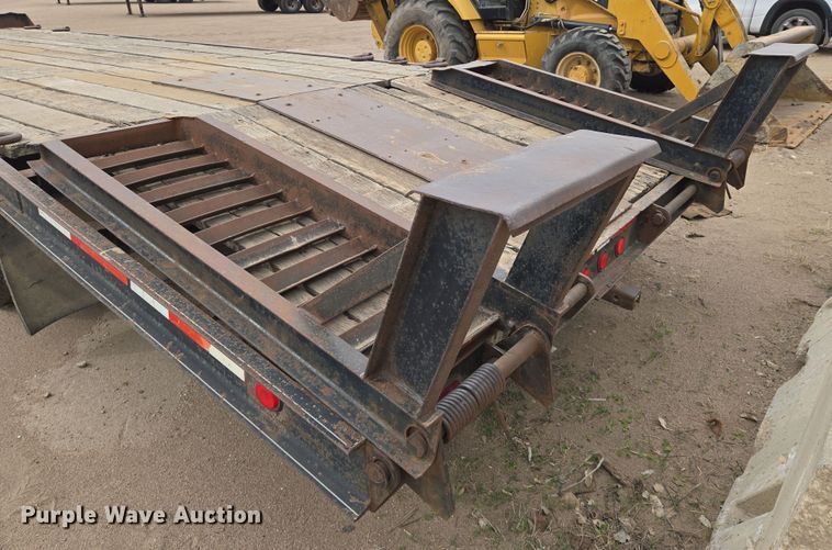 image for item EN8782 2001 Redi Haul equipment trailer