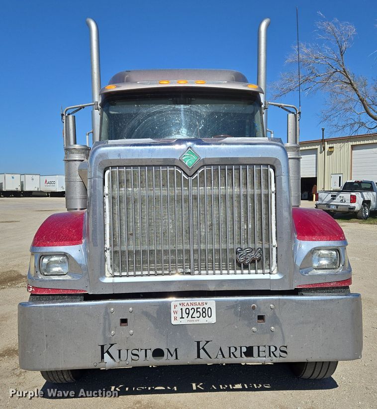 image for item EN8819 2000 International 9900i semi truck