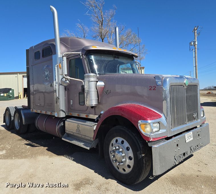 image for item EN8819 2000 International 9900i semi truck