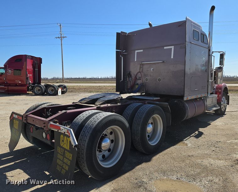 image for item EN8819 2000 International 9900i semi truck