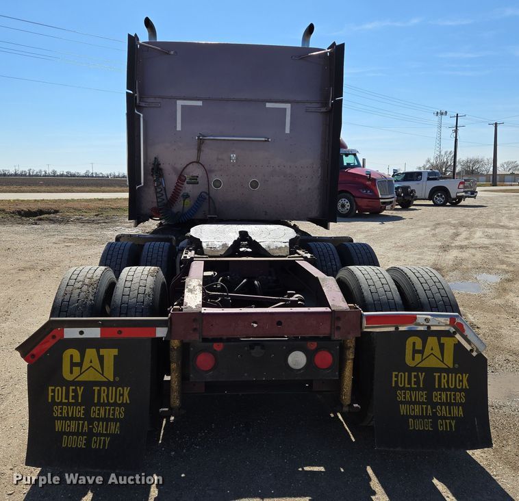 image for item EN8819 2000 International 9900i semi truck