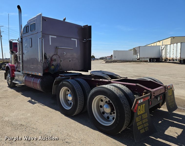 image for item EN8819 2000 International 9900i semi truck