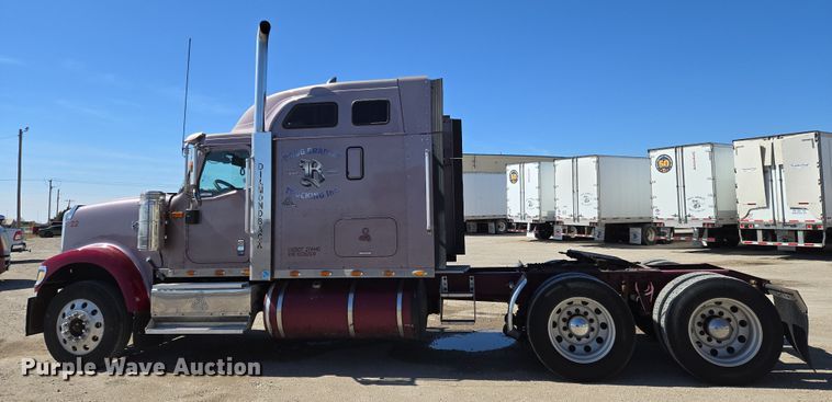 image for item EN8819 2000 International 9900i semi truck