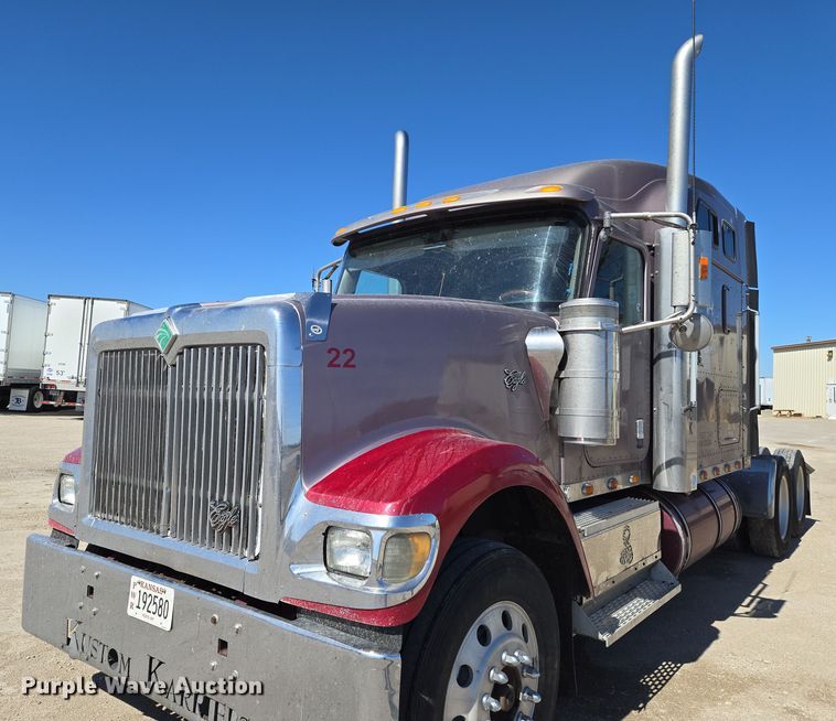 image for item EN8819 2000 International 9900i semi truck