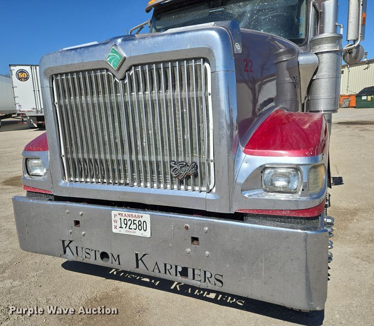 image for item EN8819 2000 International 9900i semi truck