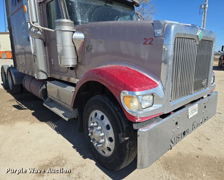 image for item EN8819 2000 International 9900i semi truck