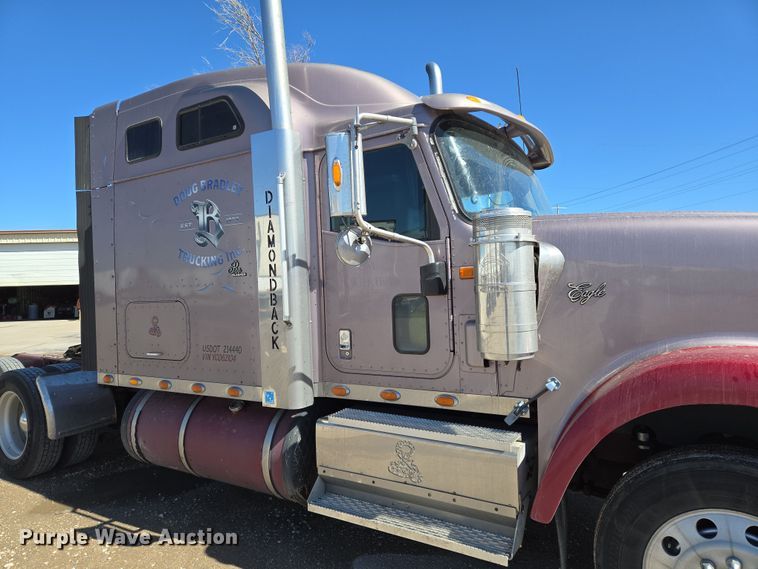 image for item EN8819 2000 International 9900i semi truck