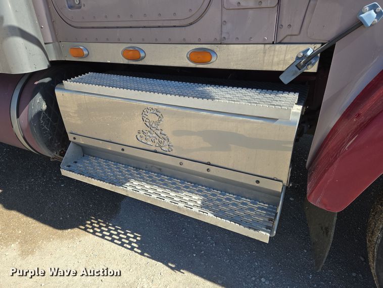 image for item EN8819 2000 International 9900i semi truck