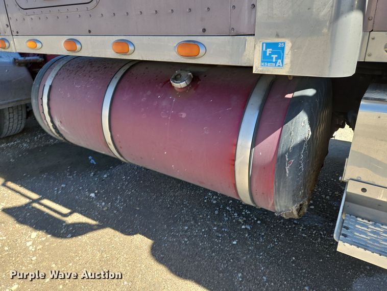 image for item EN8819 2000 International 9900i semi truck