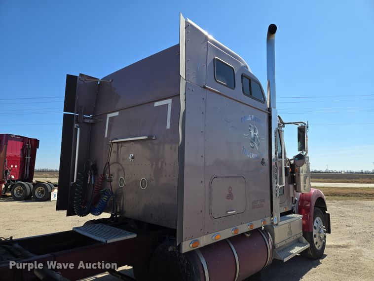 image for item EN8819 2000 International 9900i semi truck