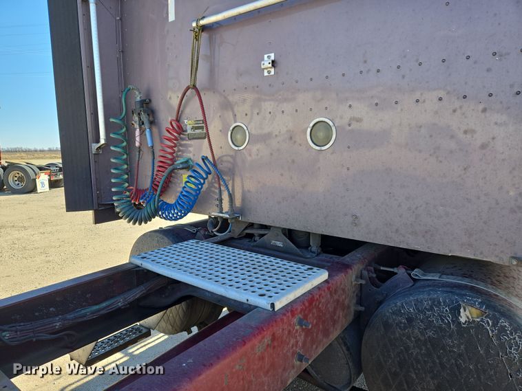 image for item EN8819 2000 International 9900i semi truck