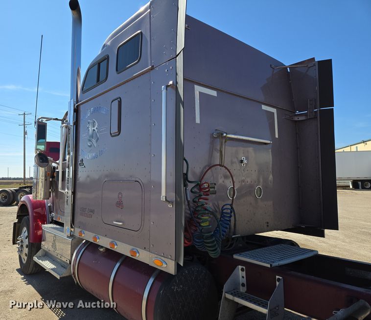 image for item EN8819 2000 International 9900i semi truck