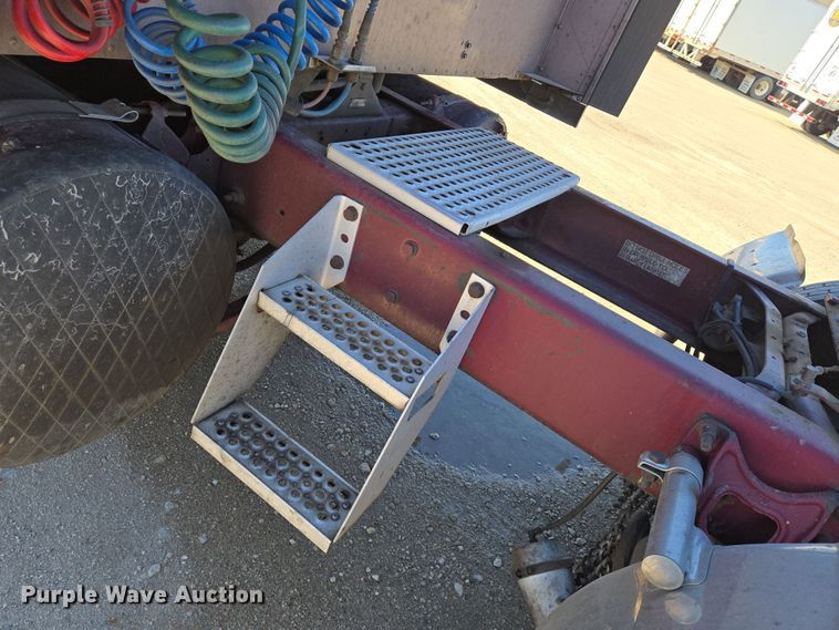 image for item EN8819 2000 International 9900i semi truck