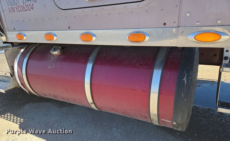 image for item EN8819 2000 International 9900i semi truck