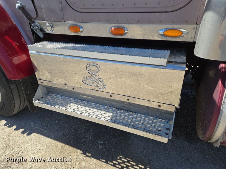 image for item EN8819 2000 International 9900i semi truck