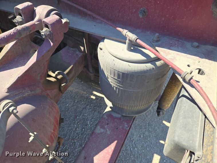 image for item EN8819 2000 International 9900i semi truck