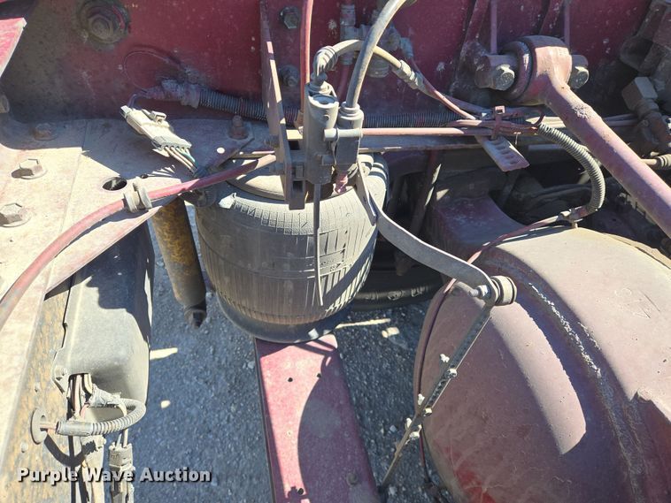 image for item EN8819 2000 International 9900i semi truck