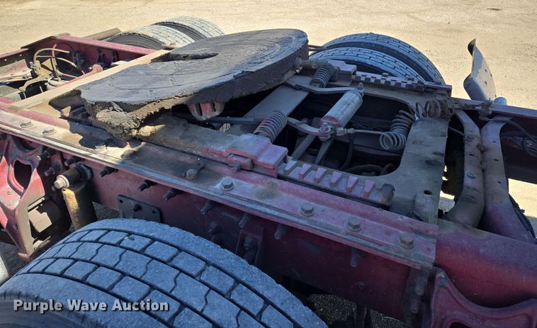 image for item EN8819 2000 International 9900i semi truck