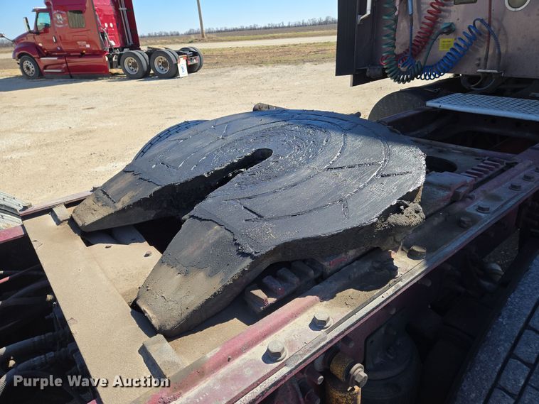 image for item EN8819 2000 International 9900i semi truck