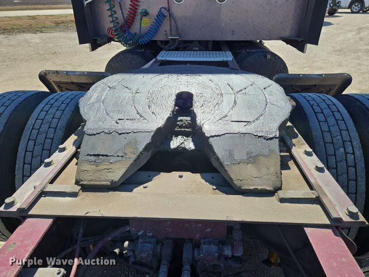 image for item EN8819 2000 International 9900i semi truck