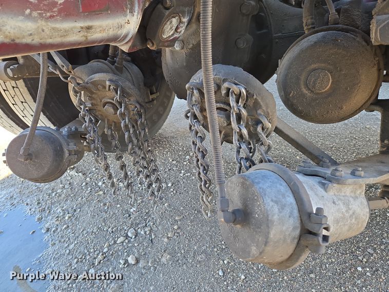 image for item EN8819 2000 International 9900i semi truck