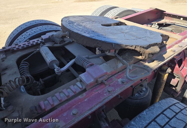 image for item EN8819 2000 International 9900i semi truck