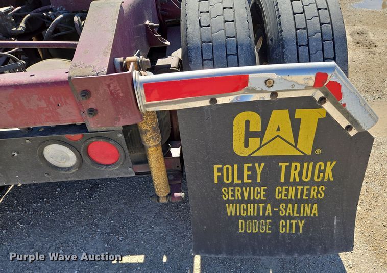 image for item EN8819 2000 International 9900i semi truck