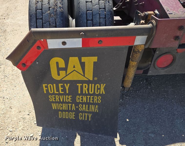 image for item EN8819 2000 International 9900i semi truck