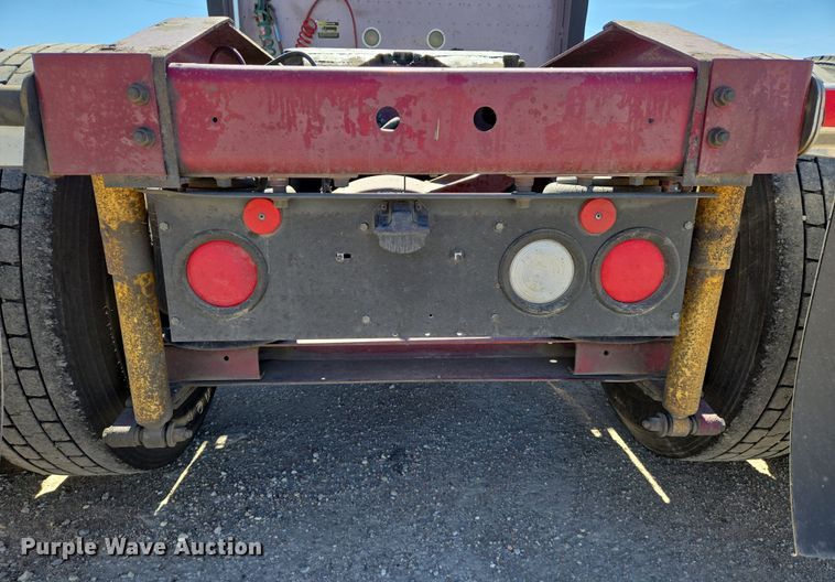 image for item EN8819 2000 International 9900i semi truck