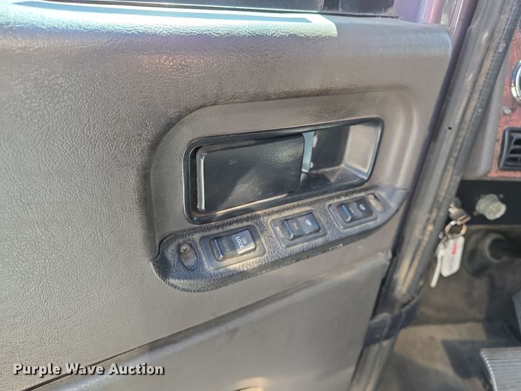 image for item EN8819 2000 International 9900i semi truck