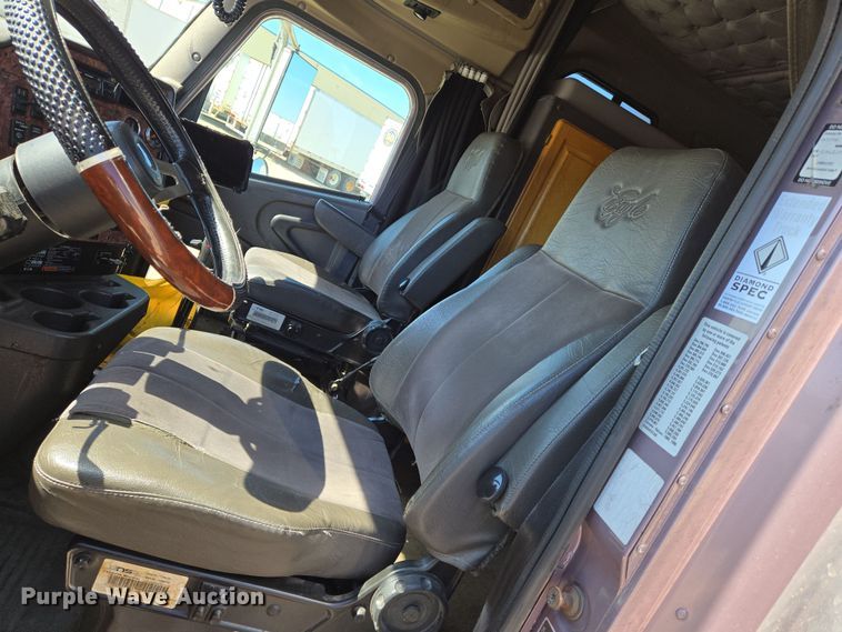 image for item EN8819 2000 International 9900i semi truck