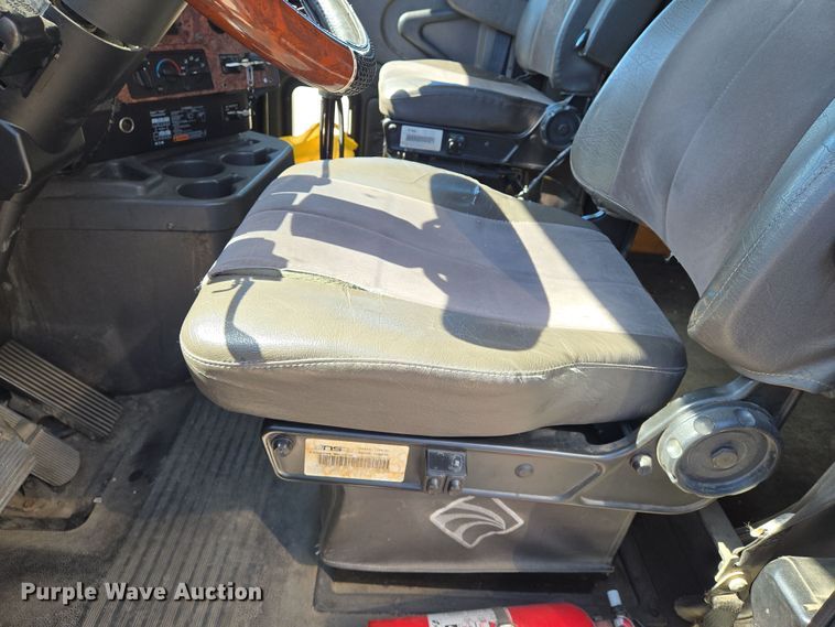 image for item EN8819 2000 International 9900i semi truck