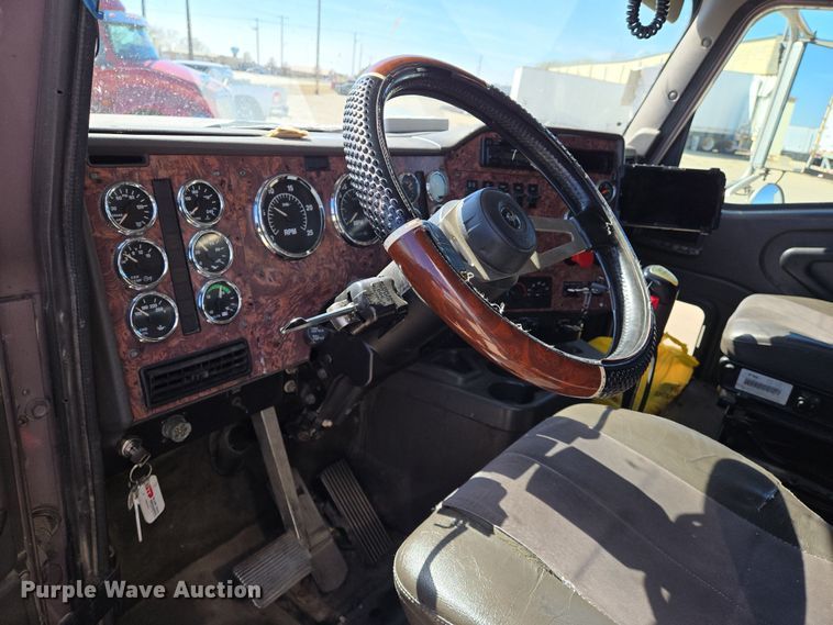 image for item EN8819 2000 International 9900i semi truck