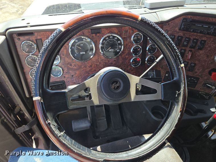 image for item EN8819 2000 International 9900i semi truck