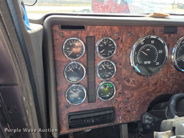 image for item EN8819 2000 International 9900i semi truck