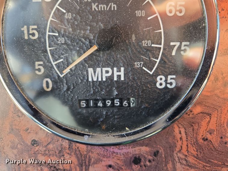 image for item EN8819 2000 International 9900i semi truck