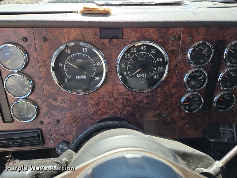 image for item EN8819 2000 International 9900i semi truck