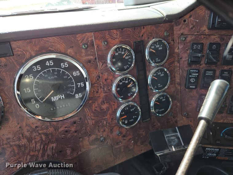 image for item EN8819 2000 International 9900i semi truck