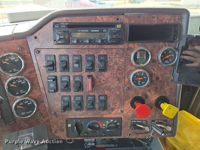 image for item EN8819 2000 International 9900i semi truck