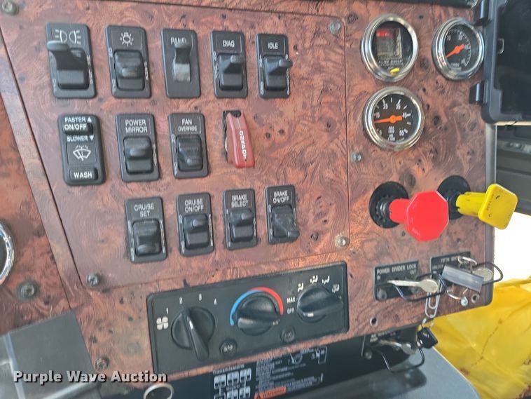 image for item EN8819 2000 International 9900i semi truck