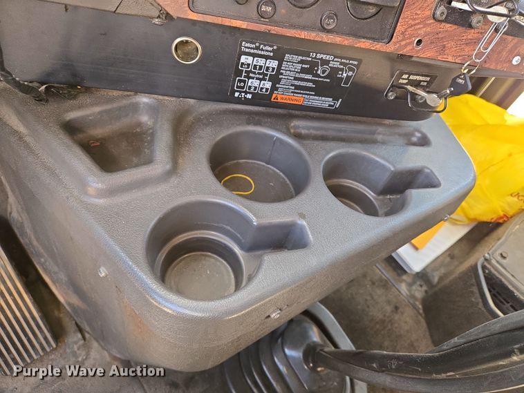 image for item EN8819 2000 International 9900i semi truck