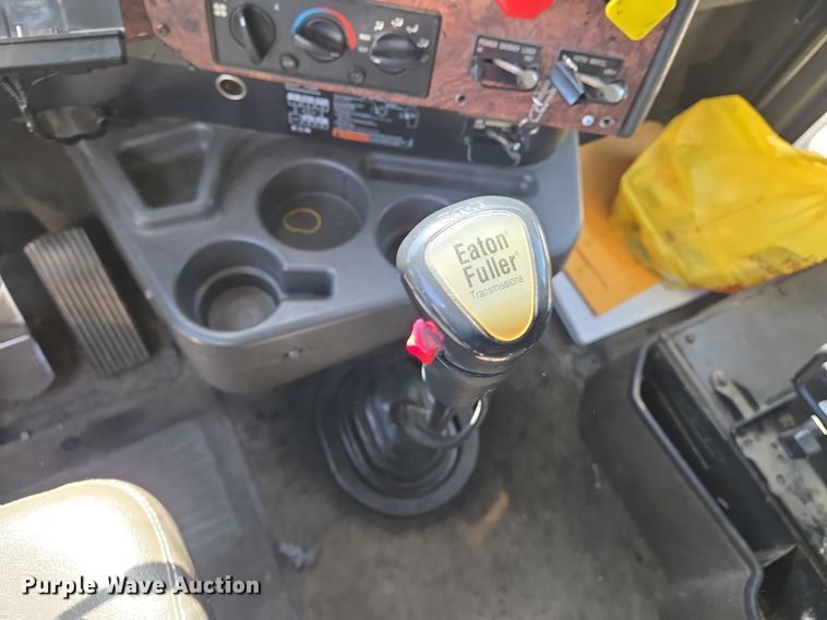 image for item EN8819 2000 International 9900i semi truck