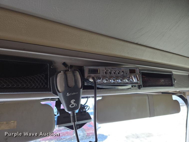 image for item EN8819 2000 International 9900i semi truck