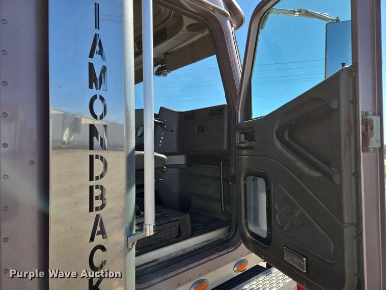 image for item EN8819 2000 International 9900i semi truck