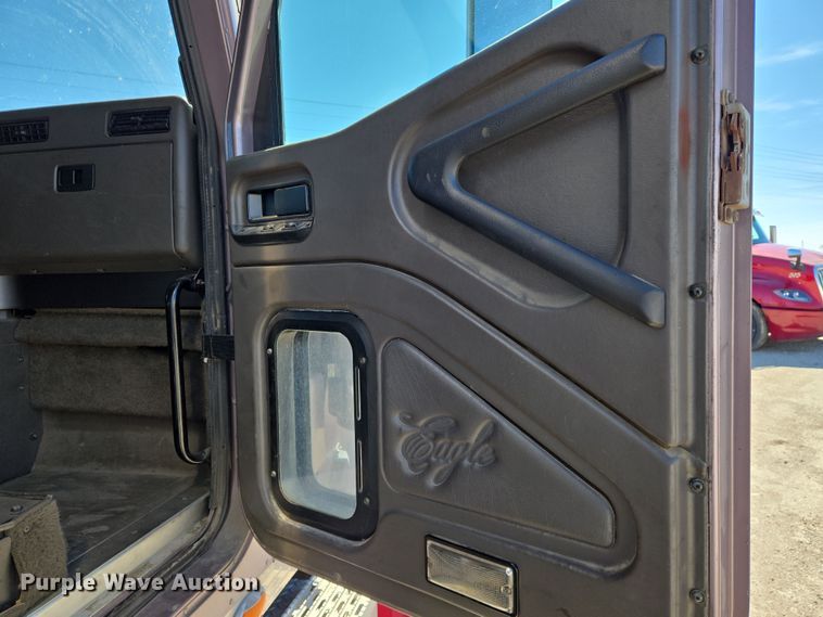 image for item EN8819 2000 International 9900i semi truck