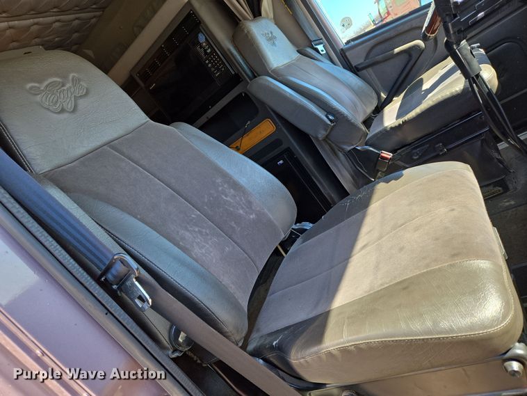 image for item EN8819 2000 International 9900i semi truck