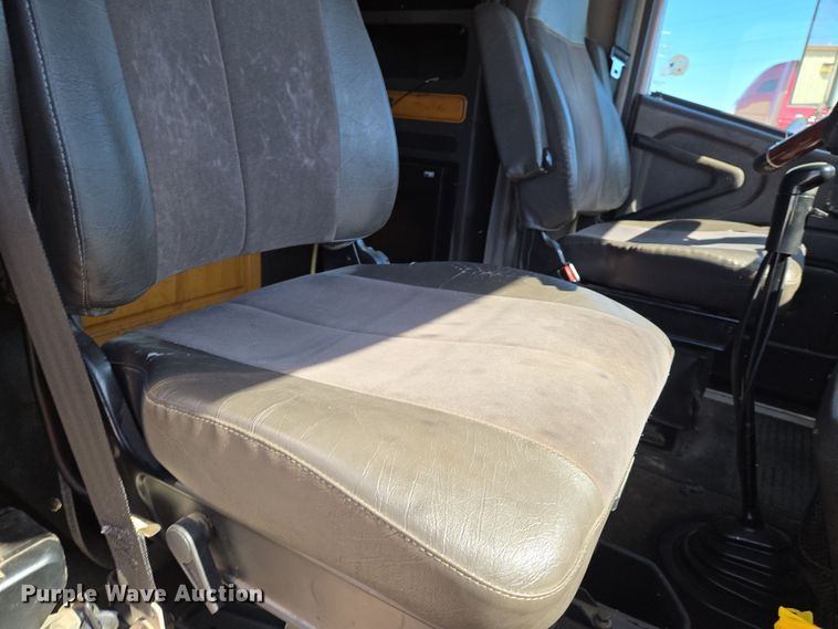 image for item EN8819 2000 International 9900i semi truck